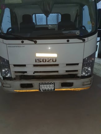 Camion Isuzu Reward en très bon état, boîte manuelle