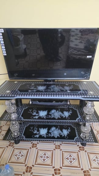 &Eacute;cran plat Star track 43+, presque neuf, avec table &agrave; 3 &eacute;tages