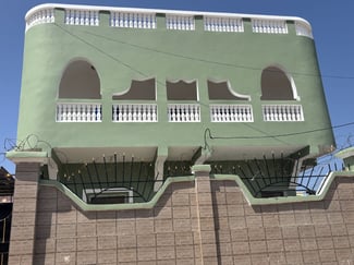 Maison F4 avec parking privé et réservoirs d'eau autonomes à louer