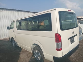 Mini-bus Toyota avec climatisation, en bon état