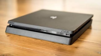 PS4 Slim 1To avec jeux (GTA5, FIFA 23, FIFA 24, NFS)