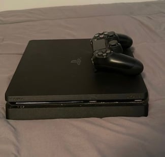 PS4 Slim Neuve avec GTA 5 et 2 Manettes