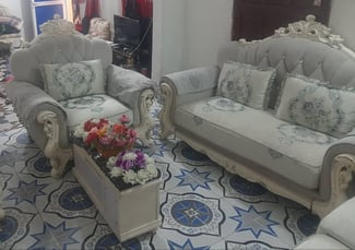 Salon avec rideau et tapis à prix abordable