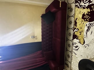 Salon et salle à manger en parfait état avec rideaux inclus