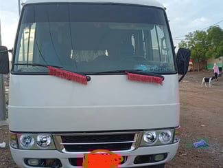 Transport en bus fiable et confortable - Mitsubishi Rosa (35 places)