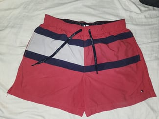 Short d'occasion de marque TOMMY HILFIGER en très bon état