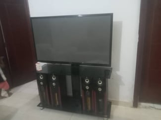 Télévision 42 pouces avec support et haut-parleurs