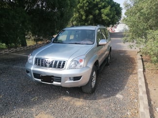 Toyota Prado 4x4, climatisée, caméra, double réservoir.