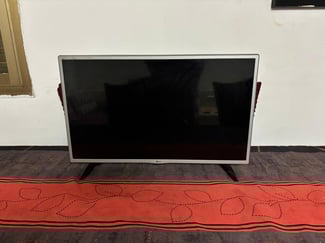 TV LG 32 en excellent état avec télécommande universelle