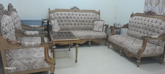 Salon confortable avec fauteuils et chaises