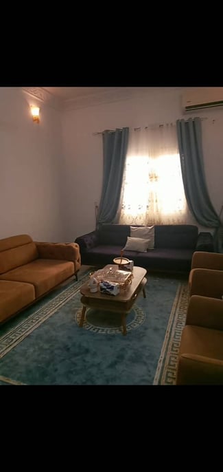 Salon confortable avec table &agrave; manger en miroir extensible