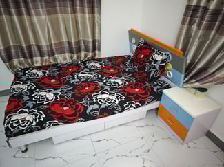 Chambre enfant avec lit, armoire et bureau