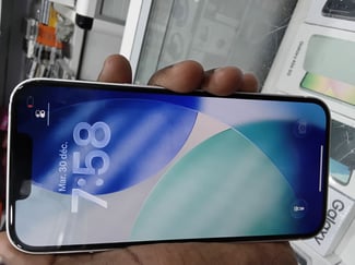 iPhone 13, en excellent &eacute;tat, 90% de batterie