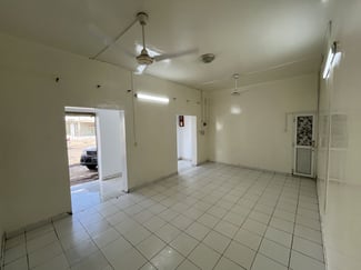 Local commercial &agrave; Barwaqo, 30m&sup2; avec 2 portes roulantes et toilette