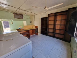 Local commercial spacieux avec &eacute;quipement situ&eacute; au zone industrielle sur la route de Sogik proche de la station Rubis.