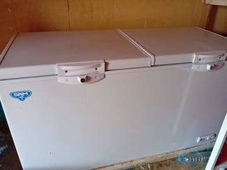 Matériel pour cafétéria: réfrigérateur, tables, chaises, shawarma à vendre