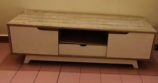 Meuble TV en bois avec nombreux rangements