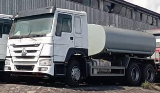 Camion-citerne Mod&egrave;le Howo Sino, 30 000 m&sup3; en excellent &eacute;tat