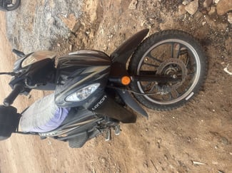 Moto Loncin 110cc, en bon &eacute;tat, robuste et confortable