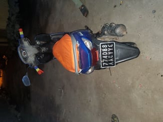 Moto Suzuki en parfait état, puissante et fiable