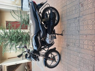 Moto Platina 100cc 2024 en bon &eacute;tat, faible kilom&eacute;trage