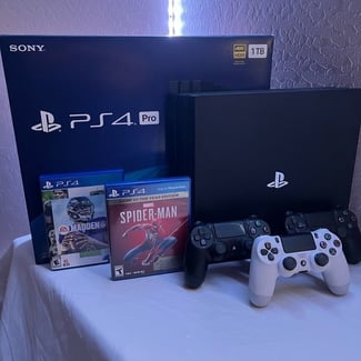 PS4 PRO + 2 manettes + jeux offerts - bon &eacute;tat