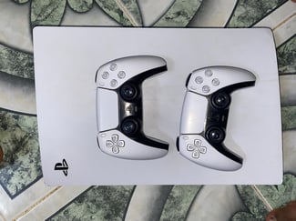 PS5 avec 2 manettes, prix négociable
