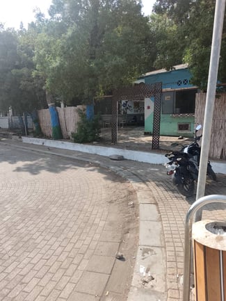 Restaurant, kiosque et toilettes sanitaires (hammam) au centre-ville