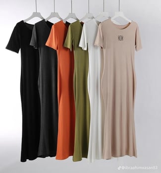 Robe moulante chic et multicolore pour mettre sous l'abaya