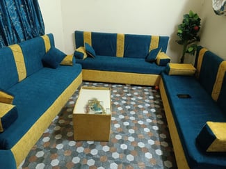 Salon en tr&egrave;s bon &eacute;tat avec 3 places et 2 ongles