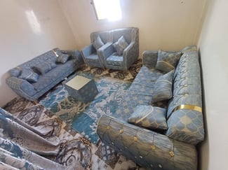 Salon moderne avec ensemble de canapés, fauteuils et table assortie