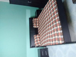 Chambre à coucher en bon état à vendre