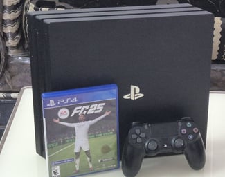 PS4 Pro + 3 jeux + 2 manettes, prix n&eacute;gociable