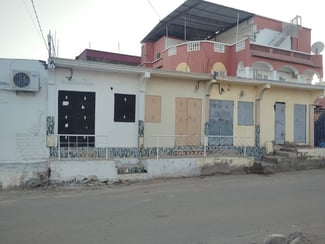 3 locaux commerciaux bien situés - 110m2 - Gabode 5