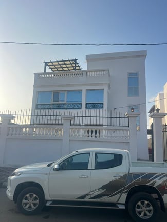 Villa R+2 &agrave; louer avec 6 chambres, parking et terrasse &agrave; Cit&eacute; Dawaley