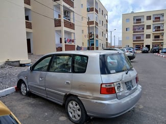 Voiture en pi&egrave;ces de rechange - Vitres, pare-choc, pare-brise
