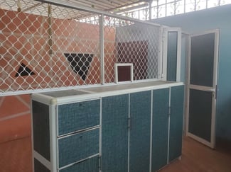 Cl&ocirc;ture et Comptoir en aluminium pour boutique