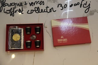 Coffret collector avec flasque et verres