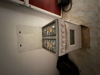 Cuisini&egrave;re &agrave; gaz 4 feux avec four int&eacute;gr&eacute;e, neuve