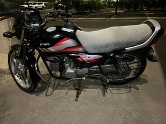 Moto HERO 100cc noire d'occasion, bon &eacute;tat