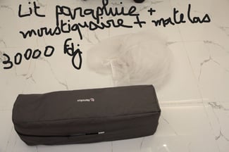 Lit parapluie neuf avec matelas et moustiquaire