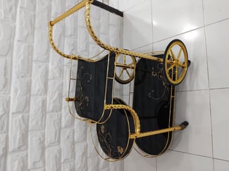 Chariot &agrave; 3 &eacute;tages en verre noir dor&eacute;