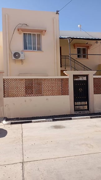 Maison F4 spacieuse avec parking et cour &agrave; Cit&eacute; Sogik