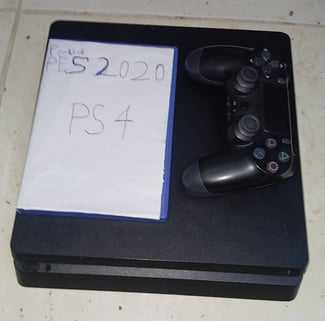 PS4 en tr&egrave;s bon &eacute;tat avec manette et jeu PES 2020 &agrave; vendre