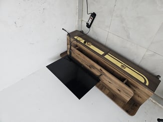 T&eacute;l&eacute;vision + Table en excellent &eacute;tat &agrave; vendre