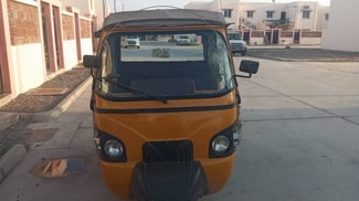 Bajaj 4 places en bon &eacute;tat, bien entretenu.