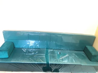 Salon vert fonc&eacute; en parfait &eacute;tat avec tapis, paillasson et rideaux inclus