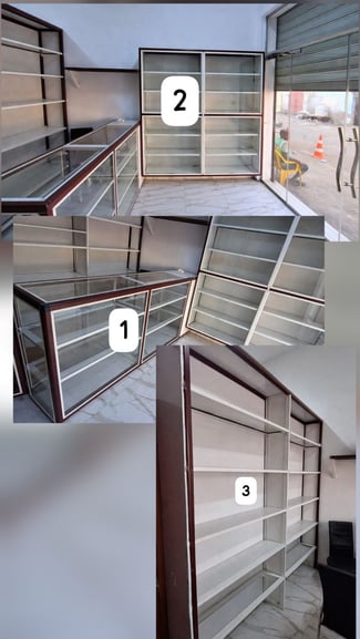 Vitrine en aluminium solide &agrave; petit prix avec &eacute;tag&egrave;res et casiers &agrave; vendre