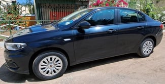 Fiat TIPO berline bleu nuit, &eacute;tat Proche du Neuf, faible kilom&eacute;trage