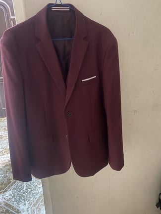 Costumes 3 pi&egrave;ces Bordeaux et Blanc, Tailles 3XL et 34, neufs et intactes